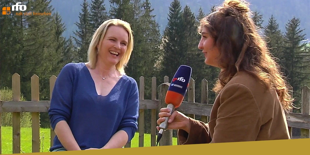 Reporterin Corinna Bläde vom rfo (Regional Fernsehen Oberbayern) mit Hilde Gerg, einer der erfolgreichsten deutschen Skirennläuferinnen unserer Zeit.