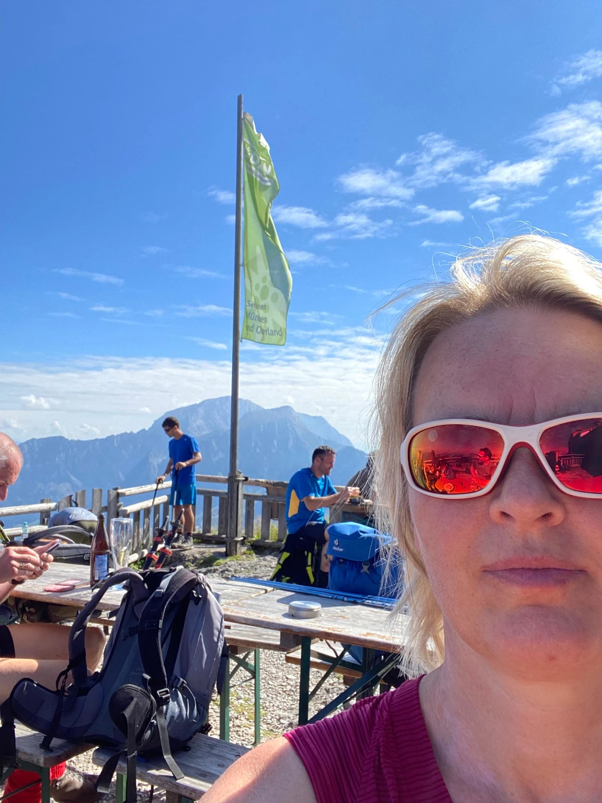 Olympiasiegerin Hilde Gerg auf der Terrasse am Watzmannhaus